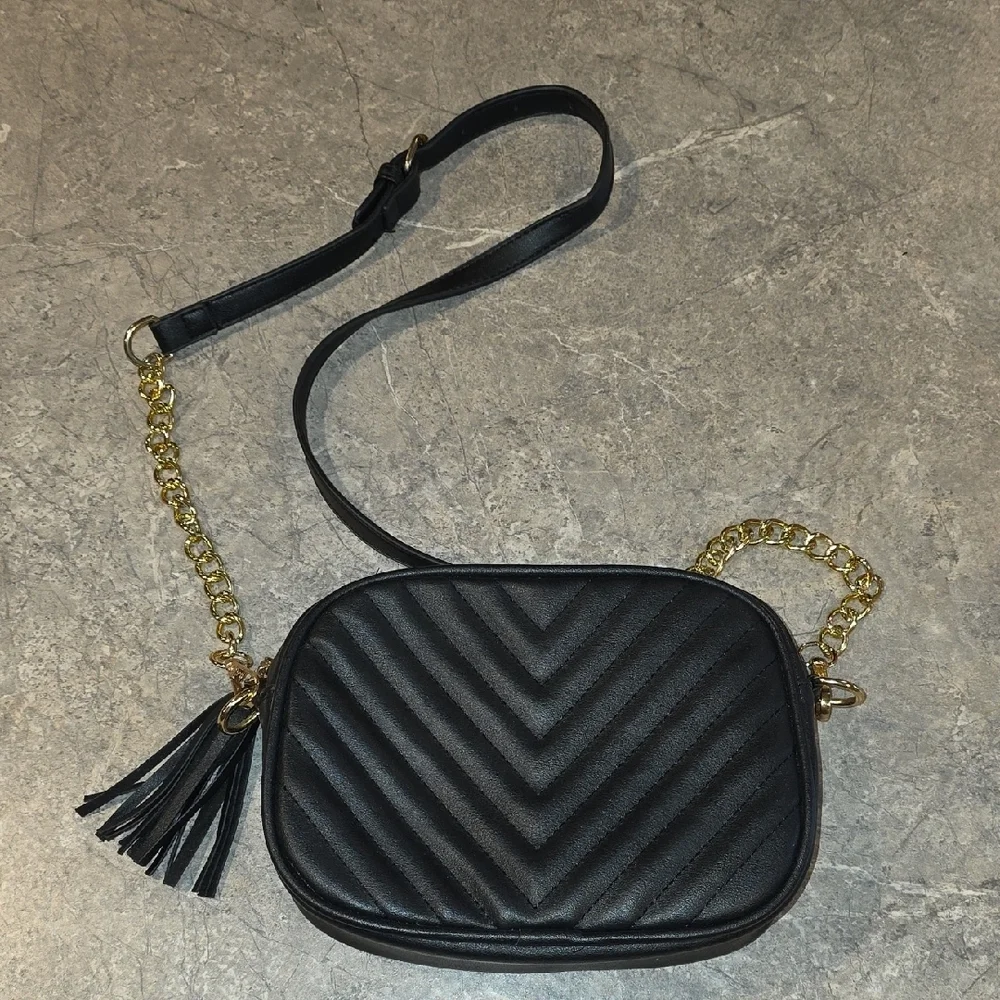 (J8) Source Unknown Black and Gold Quilted Crossbody Bag
